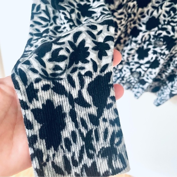 NWT Loft by Ann Taylor Black Flower Sweater – Size M 🌸 - Picture 7 of 10